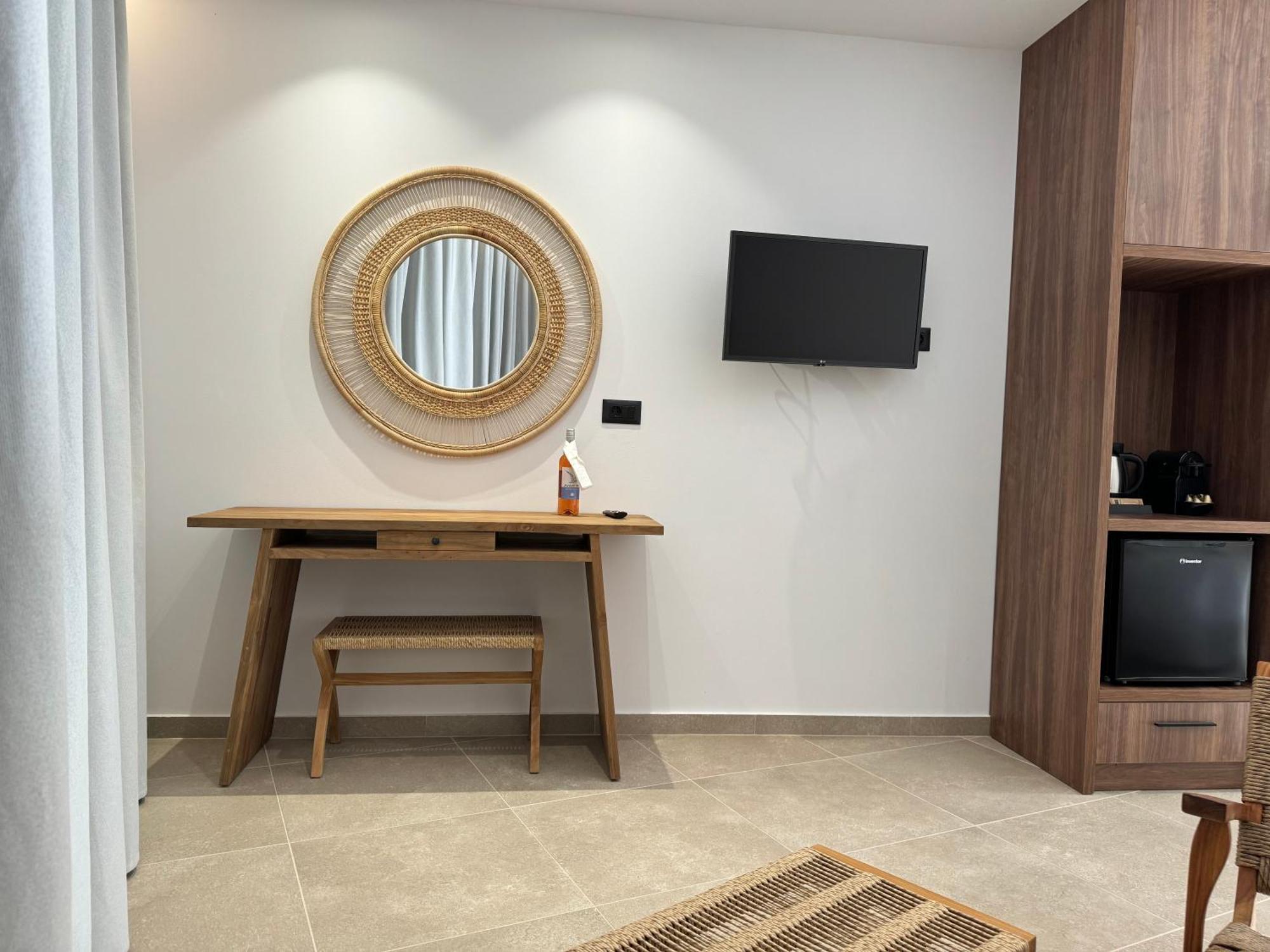 Johannes Boutique & * Afantou